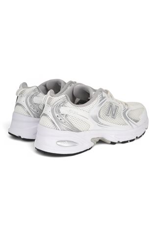 Sneaker in pelle e mesh colore bainco argento. NEW BALANCE | MR530-EMA